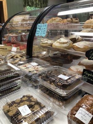 so many delicious (and very affordable) pastries!!