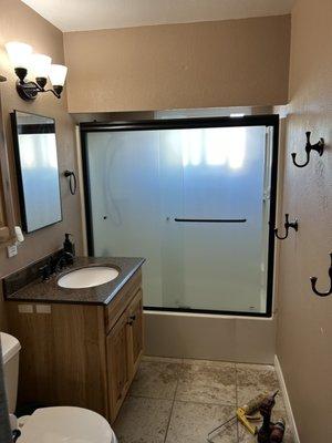 Bathtub door and shower kit.