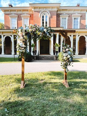 This simple 2-post Wooden ceremony arch is ready for its next wedding! Can be beautifully decorated with flowers or drapery.