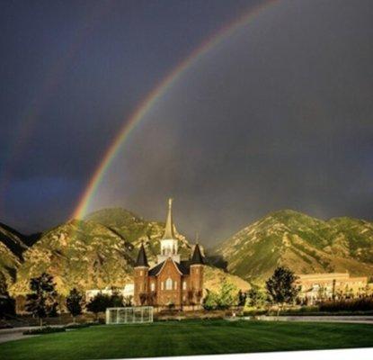 One of the Temples of the church in Utah beautiful !