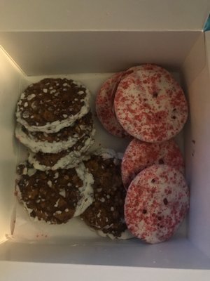 Delicious white chocolate lace cookies and raspberry crisp cookies .