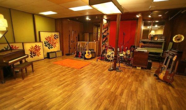 64Sound tracking room