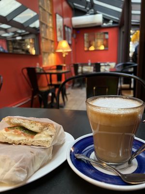 Caprese Panini, latte