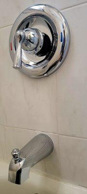 New single-handle tub faucet with diverter