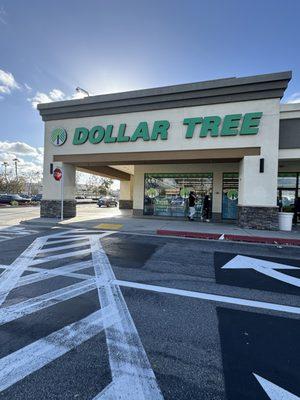 Dollar tree sign