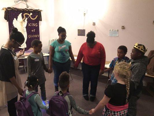 Prayer with children of royalty