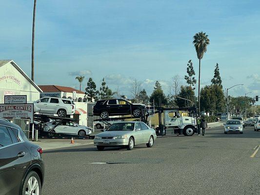 Look at this giant truck blocking the busiest street in Escondido and this happens on a daily