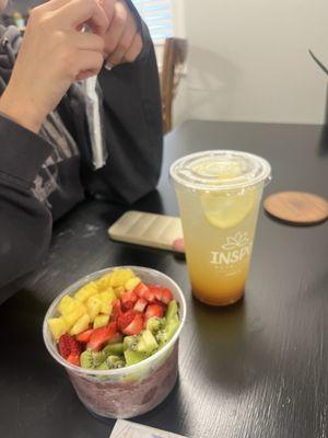 Açai bowl and the lemonade