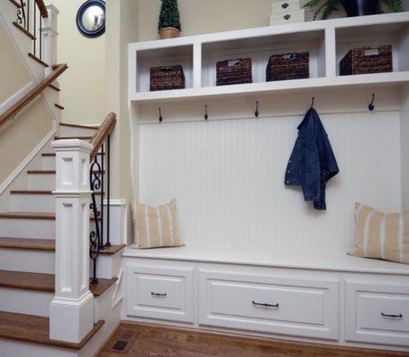 This storage nook is great for coats and storage of shoes in drawers or other misc. items. Easily accessible!