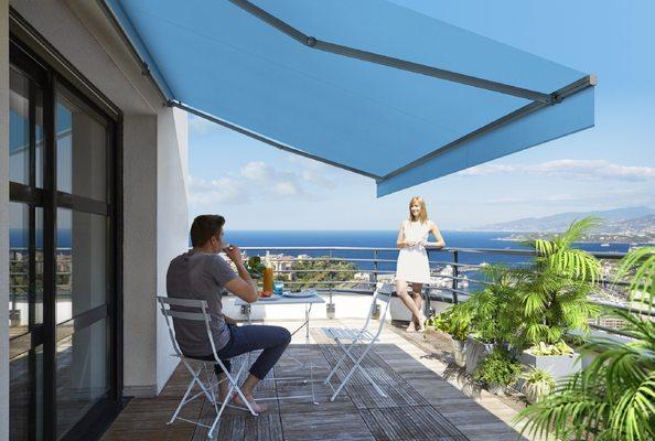 Retractable folding lateral arm awning