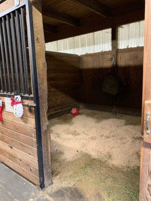 Large clean stall my dog stayed in. No chain link fence.