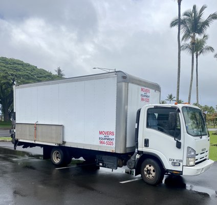 Clean straight moving truck with lift gate