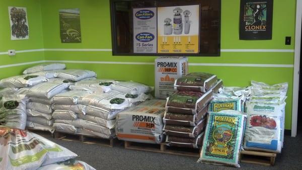 Indoor Gardening Soil & Soilless Mixes