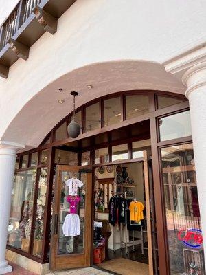 Beautiful storefront in the center of Paseo Nuevo