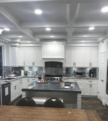 Kitchen-White shaker cabinet with Quartz countertop