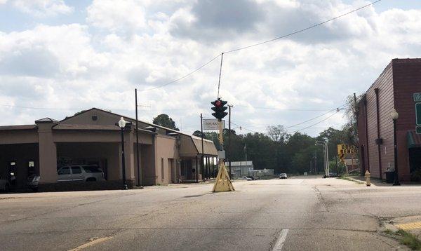 The one traffic light stands in the middle of the intersection like traffic lights did in the early days of the automobile