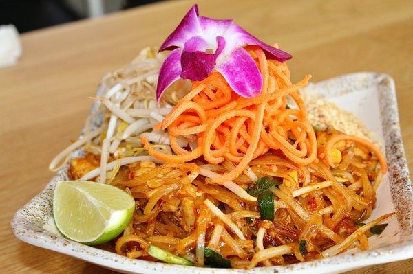 The Pad Thai was made with bean sprout, chopped tofu, red onion, green onion, cage free egg, and chopped peanut.