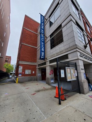 Early Flushing voting, through the blue door on the right down the rear alley.   12-8p today (hours differ every day )