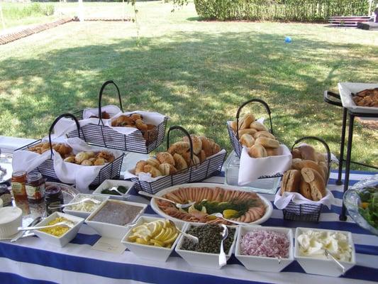 A little tasting of smoked salmon with condiments to get you started!