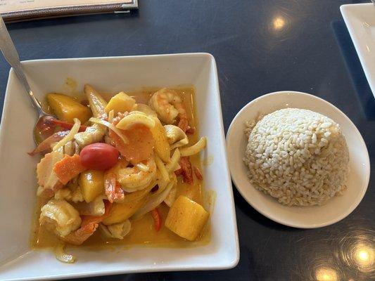 Mango curry with shrimp & chicken