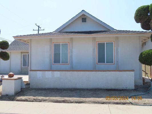 House getting prepped by Juan and Elio. And you can still see the 3 different nuances of "white paint" on the wall I was choosing from.