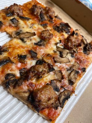 SAUSAGE & MUSHROOM THIN CRUST BAR CUT WELL DONE