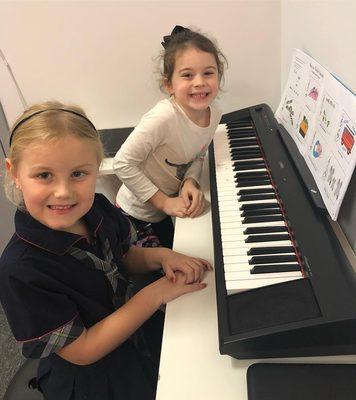 Molly and Ella working together in Kids n Keys today. ?#sharingiscaring #musiclessons #friends #bachtorockmemorial