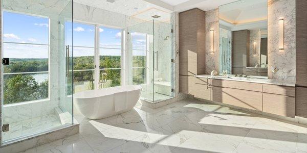 Calacatta bathroom in mansion