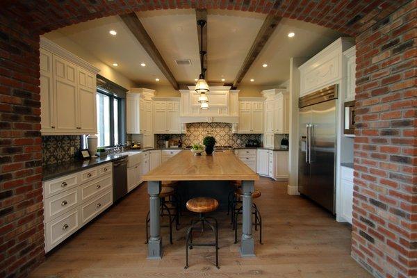 Kitchen Staged by Revamp Professional Home Stagers #homestaging #homestagingscottsdale #homestagingPhoenix #realestatescottsdale #realestate