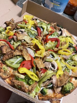 Cauliflower veggie pizza delivery - delicious!