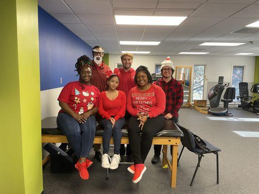 Lynette, Brianna, Nicole, Jacob, Brandon and Sam rocking some holiday spirit!