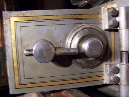 From old antique safes to modern, I open service and repair them all.