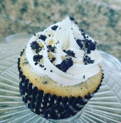 Oreo Cookie crumble : oreo cookie cupcake topped with a vanilla buttercream frosting d