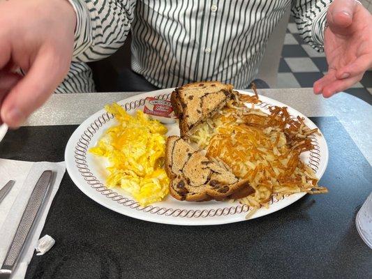 Eggs raisin bread and hash brown