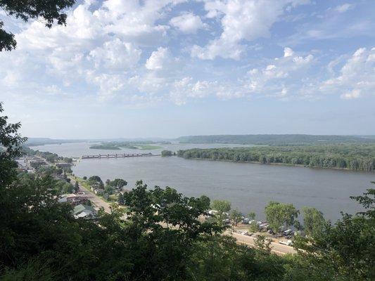 Mississippi River from park lookout.