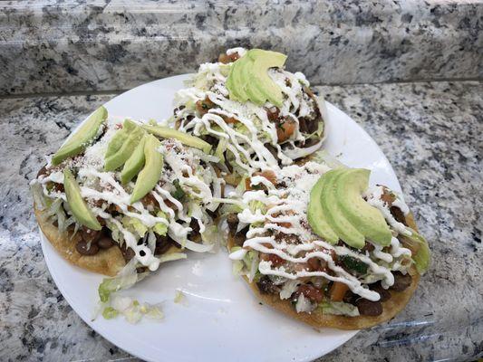 tostada con carnitas avocado, picodegallo y creama