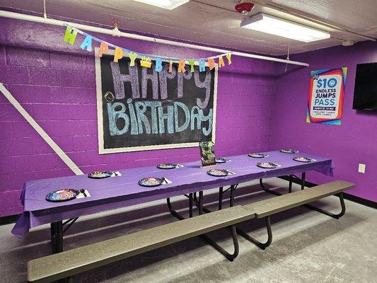 Birthday room table setup