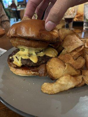 Brewers burger with chips