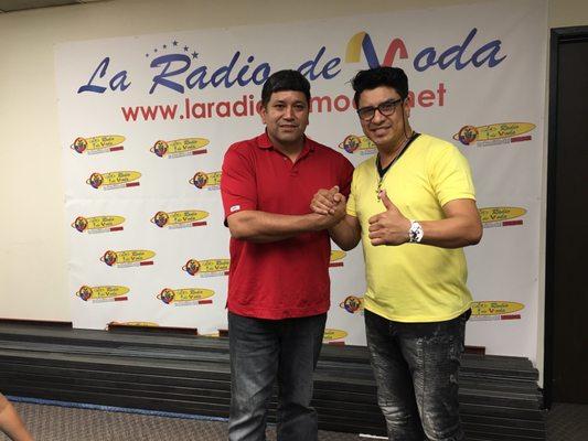 Somos la radio de moda siempre con música ecuatoriana la humilde del Ecuador en todo el mundo www.laradiodemoda.net