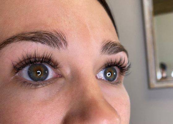 Classic set of lash extensions.