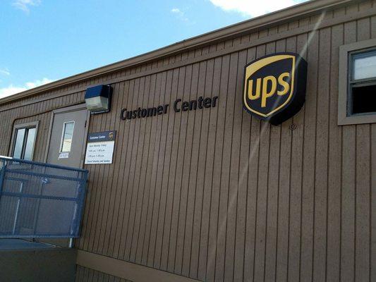 Entrance area of UPS, as it's near the Kahului Airport.