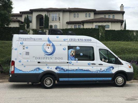 Our professional mobile dog and cat grooming spa services come to your home or business.