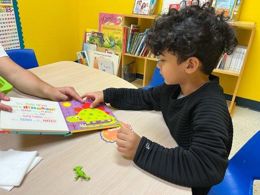 Learning about dinosaurs with tactile / touch books stimulating our senses! Aprendiendo sobre los dinosaurios con un libro sensorial.