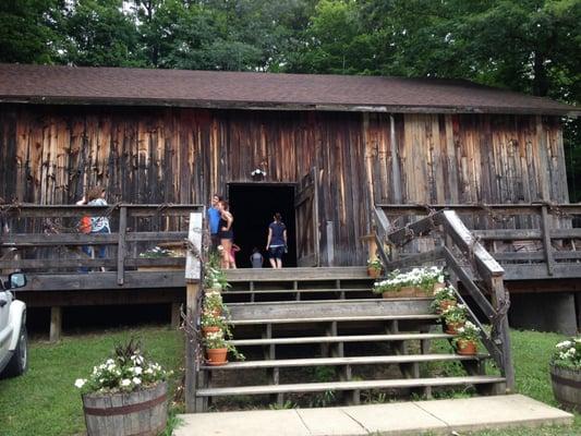 Cool, old barn, where a DJ plays music every weekend & you can sing Karoke on Saturday nights!