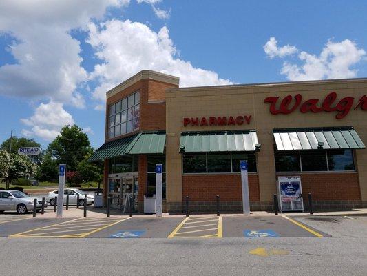 WALGREENS exterior storefront in Thomaston, Georgia.