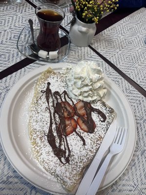 Nutella & strawberry crepe with Turkish tea!