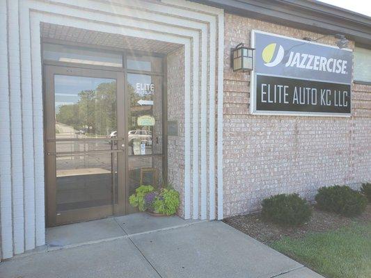 Entrance to the Stanley/South Overland Park Jazzercise Premiere Fitness Center.