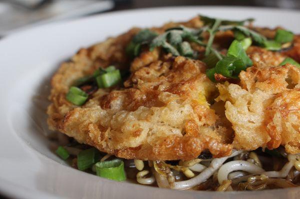 Hoi Tod (mussel crispy pancake) pour the sauce all over before devouring!