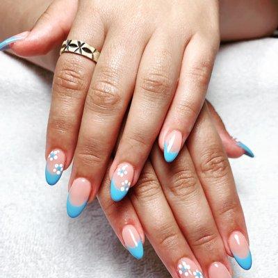 Daisy nails design