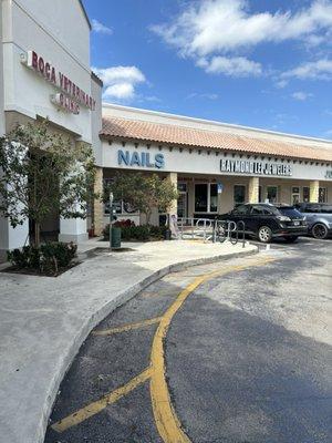 Queen Nails storefront.